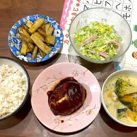 レトルトのチーズ入りハンバーグ　かぼちゃと鶏むねのミルクスープ　コールスローサラダ　長芋とごぼうのカレー醤油炒め|おさむん17さん