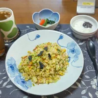 炒飯、オギノパンのあげぱん、ぬか漬け三点盛り+ほうれん草のお浸し、ナムル風味わかめ+フライドレッドオニオン+乾燥スライスにんにく入りタマネギスープ、六条麦茶、カシスジャム入りヨーグルト(昼飯)|enarinさん