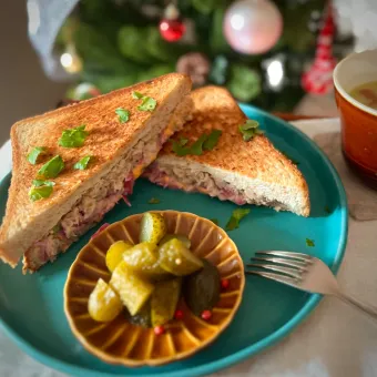 Snapdishの人気料理写真:酢橘香るツナメルトと具だくさんスープ🎄