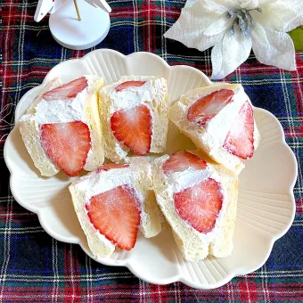 Snapdishの人気料理写真:苺🍓のフルーツサンド🎄