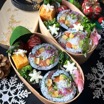 Snapdishの人気料理写真:ふたりのお弁当 ~海鮮リース巻き🎄