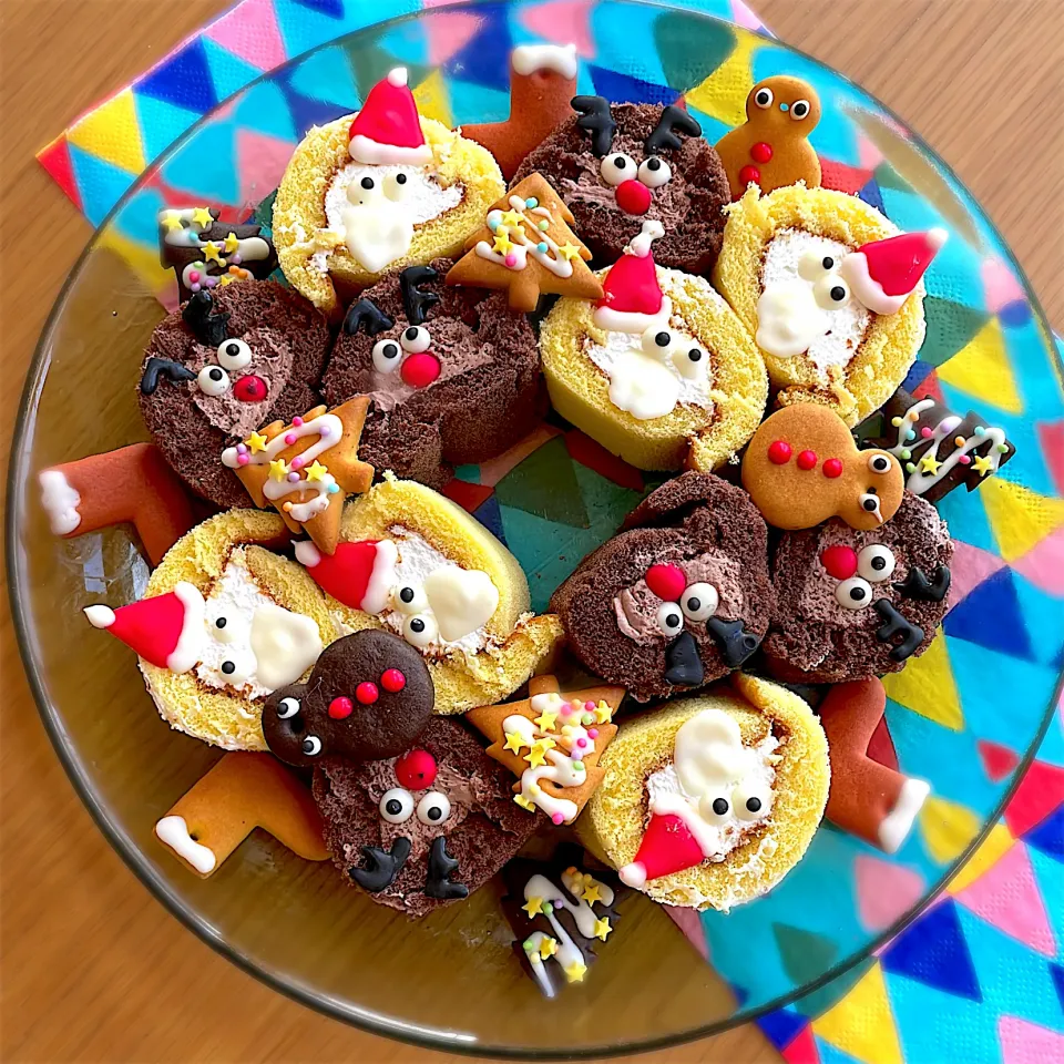 ロールちゃんでクリスマスケーキ🎄🎂|べべべさん