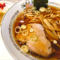 【2025年4月開業】 
【荻窪の本店は1949年創業】 
【完全キャッシュレス対応】 
荻窪中華そば 春木屋 恵比寿店 
中華そば (油少なめ、950円) 
＋ミニ春木屋昭和カレー
 (ご飯少なめ、380円) 
@恵比寿1分 
(JR渋谷駅から徒歩17分)
25341
〈醤168塩56噌󠄀25タ12昆9出16 F18冷27混5つ3焼1ポ1〉