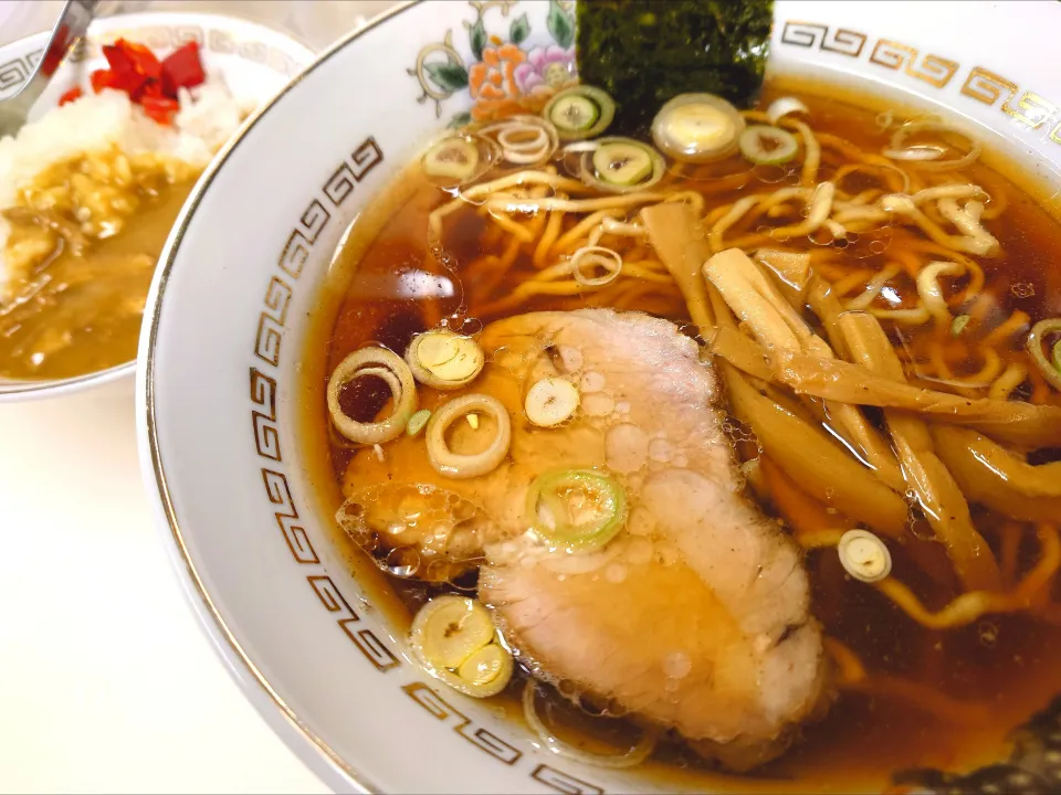 【2025年4月開業】 
【荻窪の本店は1949年創業】 
【完全キャッシュレス対応】 
荻窪中華そば 春木屋 恵比寿店 
中華そば (油少なめ、950円) 
＋ミニ春木屋昭和カレー
 (ご飯少なめ、380円) 
@恵比寿1分 
(JR渋谷駅から徒歩17分)
25341
〈醤168塩56噌󠄀25タ12昆9出16 F18冷27混5つ3焼1ポ1〉|大脇さん