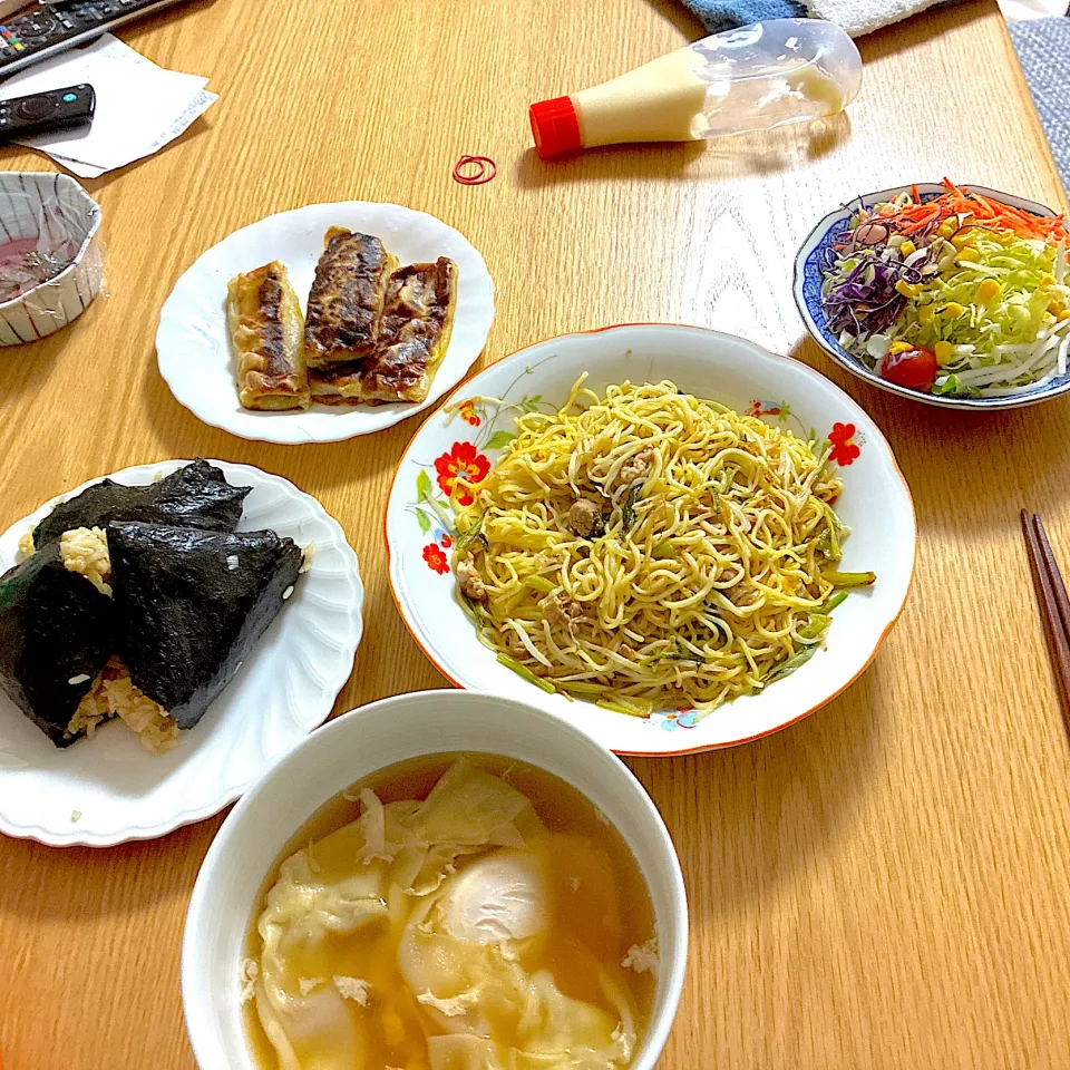 塩焼きそば、たぬきにぎり、春巻き、グリーンサラダ、玉子入りワンタンスープ。|くろーぶやんさん