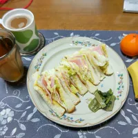 トーストサンドイッチ、野沢菜漬け、ホットコーヒー、六条麦茶、バナナ、みかん(朝ご飯)|enarinさん