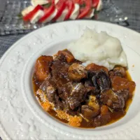 牛肉の赤ワイン煮込み＆ブラックペッパー多めのクリーミーマッシュポテト🎄|hiroさん