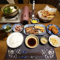 ご飯、湯豆腐鍋、イワシの蒲焼き、銀鮭塩焼、おつまみコロッケ、ボイルまついかリング、野沢菜漬け、にんにく天、揚げパン、六条麦茶(夕飯)|enarinさん