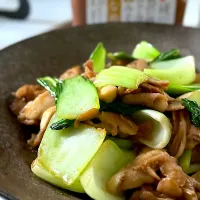 豚バラとチンゲンサイと舞茸のにんにく味噌炒め🧄|由美さん