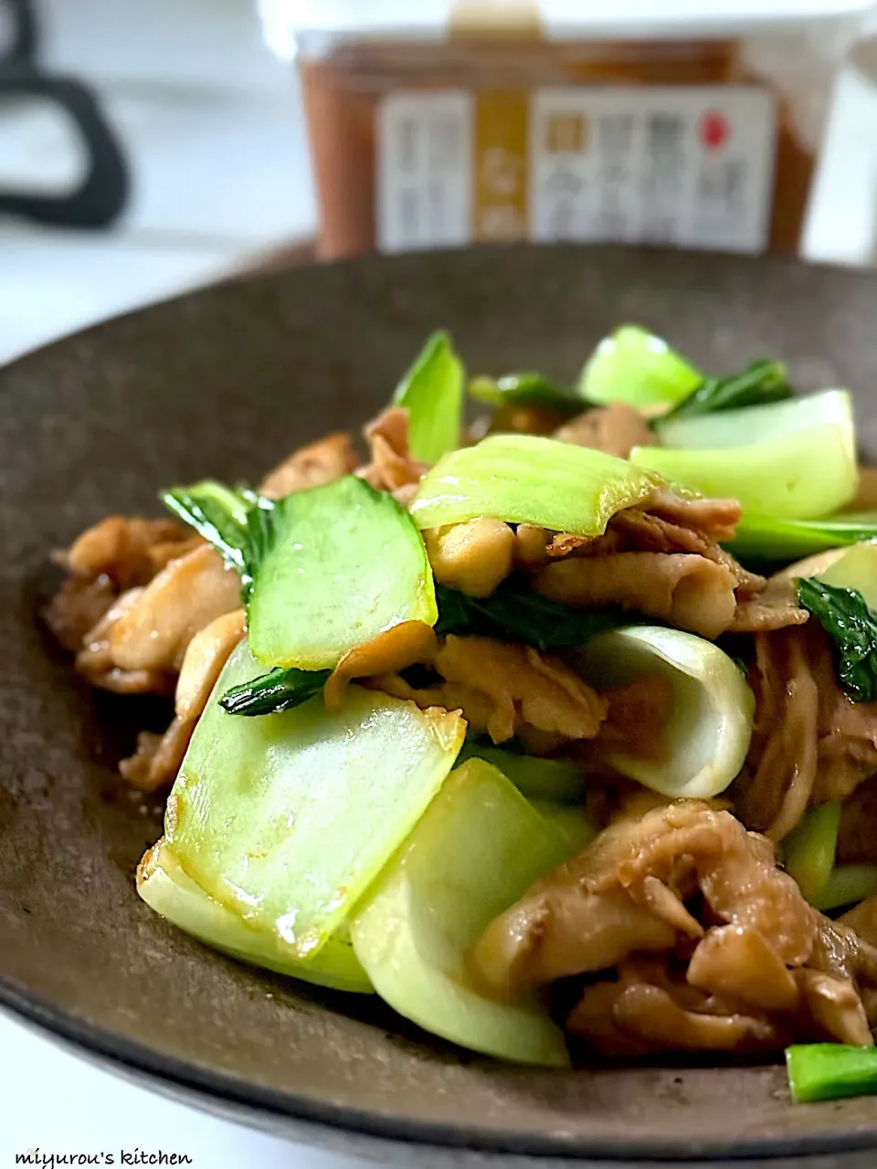 豚バラとチンゲンサイと舞茸のにんにく味噌炒め🧄|由美さん