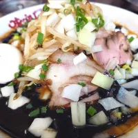 【2009年創業】 
味噌屋八郎商店 新宿店 
味噌らーめん（150g、880円） 
＋味玉（Instagramフォローで無料） 
＋玉ネギ（150円） 
＋黒マー油多め (無料) 
＋卸し生姜 (冷蔵庫から、無料) 
@新宿西口4分
 (JR新宿駅から徒歩8分)
25342
〈醤168塩56噌󠄀26タ12昆9出16 F18冷27混5つ3焼1ポ1〉