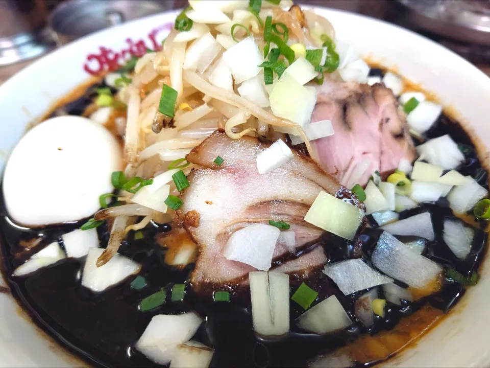 【2009年創業】 
味噌屋八郎商店 新宿店 
味噌らーめん（150g、880円） 
＋味玉（Instagramフォローで無料） 
＋玉ネギ（150円） 
＋黒マー油多め (無料) 
＋卸し生姜 (冷蔵庫から、無料) 
@新宿西口4分
 (JR新宿駅から徒歩8分)
25342
〈醤168塩56噌󠄀26タ12昆9出16 F18冷27混5つ3焼1ポ1〉|大脇さん