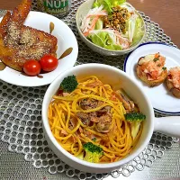 牡蠣とベーコンのパスタ　鶏手羽甘辛煮　タラモサラダのバケット　ナッツソースのサラダ|チャコイブさん