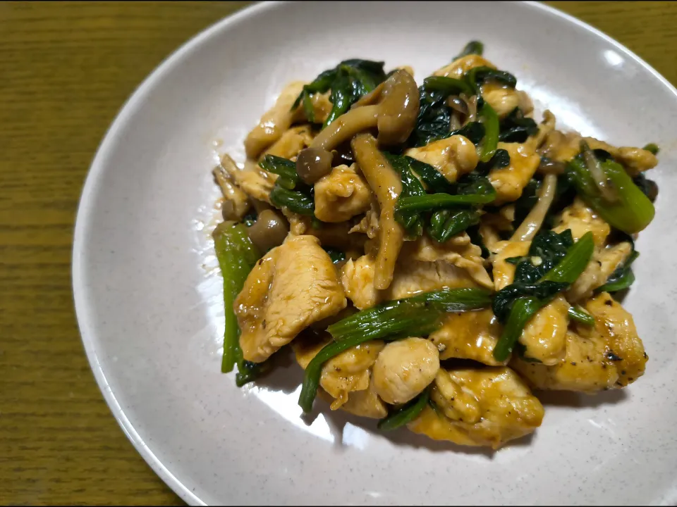 🧄ほうれん草と鶏胸肉のガーリック味噌炒め|みよぱさん