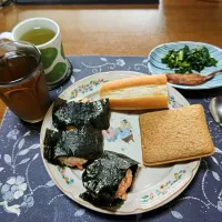おにぎり、ホイップクリームパン、苺ジャム&ホイップクリームサンド、三浦大根の葉と茎のごま油炒め、イワシの蒲焼き、熱い日本茶、六条麦茶(昼飯)|enarinさん