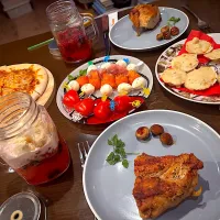 ローストチキン　マッシュルームソテー　ホタテクリームグラタン　ピザ　スモークサーモン&生ハム&モッツァレラチーズ　トマト　ベリースパークリング&アイスクリーム| ch＊K*∀o(^^*)♪さん