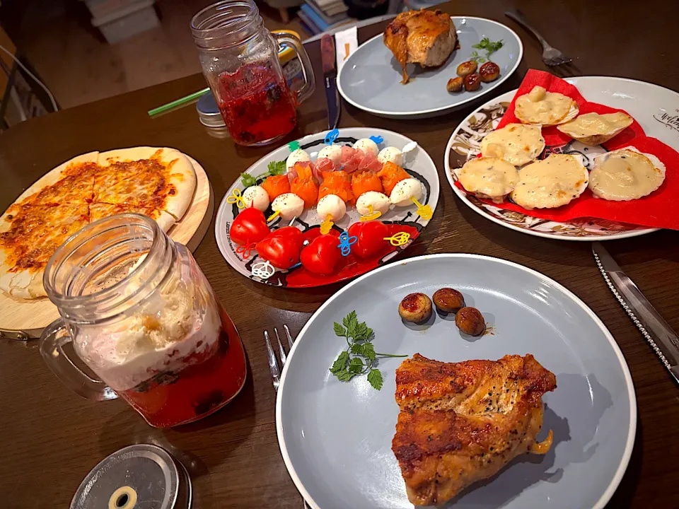 ローストチキン　マッシュルームソテー　ホタテクリームグラタン　ピザ　スモークサーモン&生ハム&モッツァレラチーズ　トマト　ベリースパークリング&アイスクリーム|ch＊K*∀o(^^*)♪さん