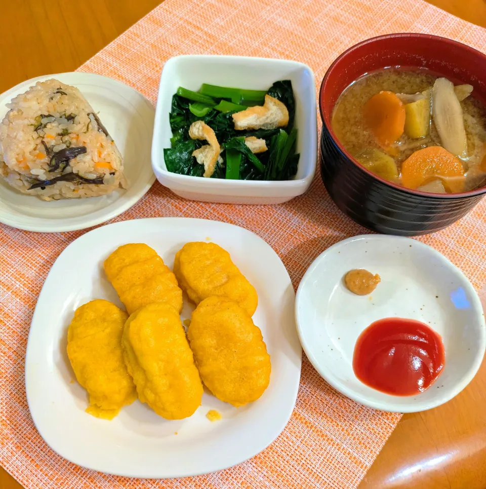☆チキンナゲット　☆炊き込みご飯おにぎり　☆小松菜とあげの煮浸し　☆具だくさん味噌汁|chikakoさん