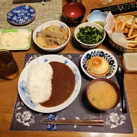 カレーライス、煮物、三浦大根の葉と茎のごま油炒め、ポテトサラダ、味噌汁、六条麦茶、手作りマグカッププリン(夕飯)|enarinさん