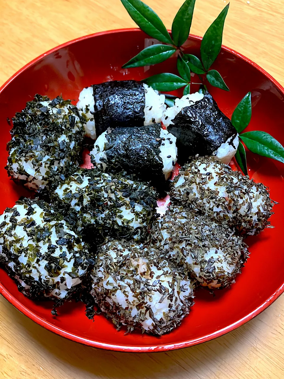 一口俵むすび三種 中身は全て梅干し 上が味付け海苔、右下が2月だけ採れる新芽のワカメを海水の味だけで港で干して刻んだワカメむすび 左下がこのワカメを少し水分を足して潮の濃さを除いてソフトにしたワカメむすび シソワカメ程の味付けはしてありません 塩は目の前の海の海水から作られる天然塩で作ったごま塩を使っています ごまも畑で栽培して乾燥させてから煎って塩を混ぜて作ったごま塩です|🐈⸒⸒⸒⸒つるのダンス🐈🐾さん