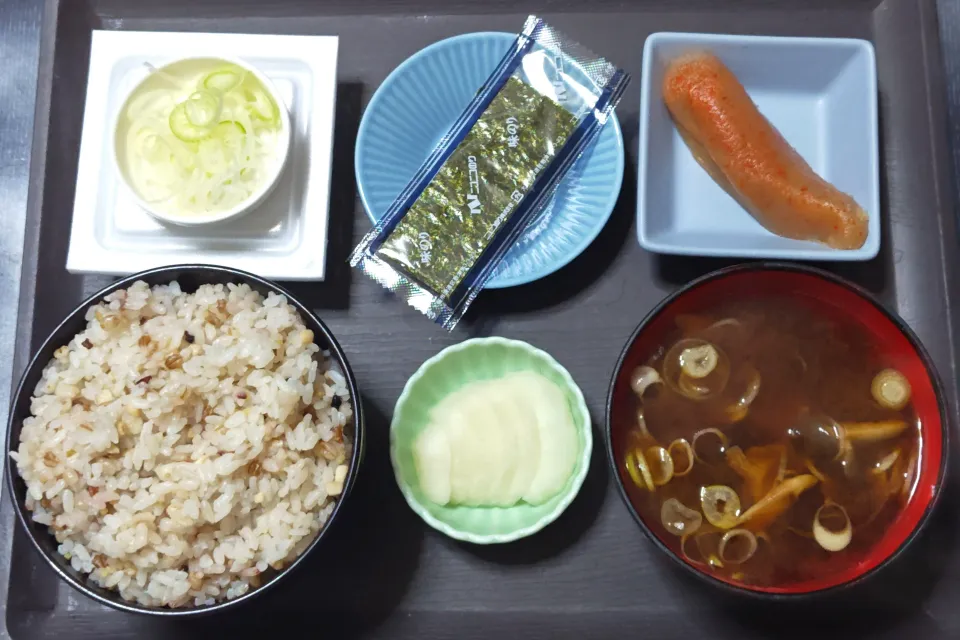 今日の朝ごはん（十六穀ごはんに辛子明太子、味付けのり、納豆、赤だしのみそ汁（平茸）、しそ大根漬）|Mars＠釜飯作り研究中さん