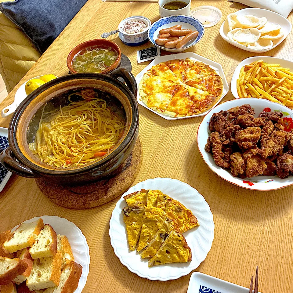 フライドチキン、シーフードアヒージョ、4種のチーズピザ、フライドポテト、パンチェッタとブラックオリーブのサラダ、暗殺者のパスタ、シャウエッセン、カニせんべい、クリームチーズとコンビーフのディップ、バルサミコマスタードハラペーニョドレッシングベーコンときのこのオープンオムレツ、アンチョビのフォカッチャ。|くろーぶやんさん