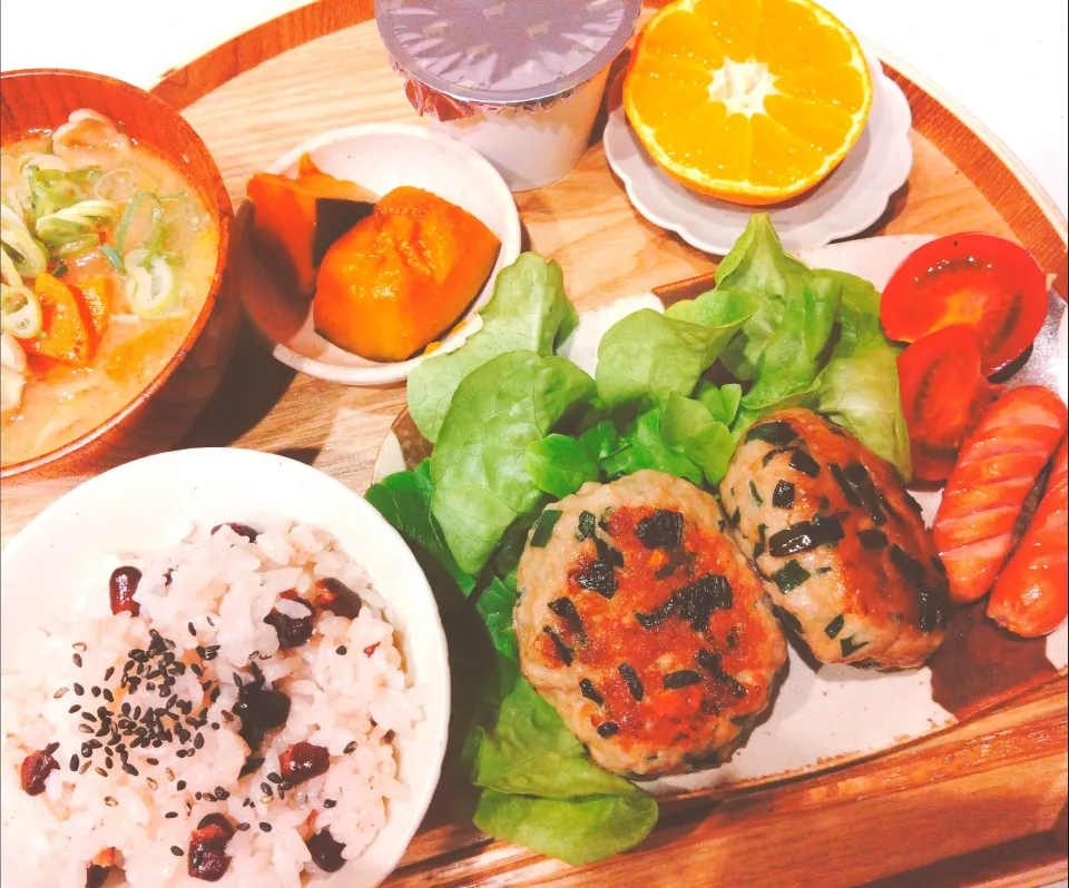 ニラはんぺんバーグ、南瓜の煮物、豚汁、お赤飯、ヨーグルト、みかん🍊|samさん