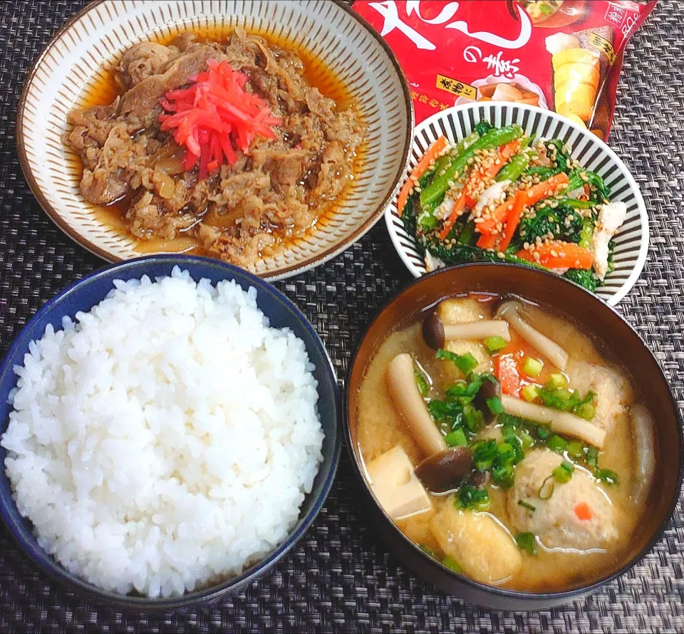 ボリューム満点!牛皿定食でムスコの置きランチ|からあげビールさん