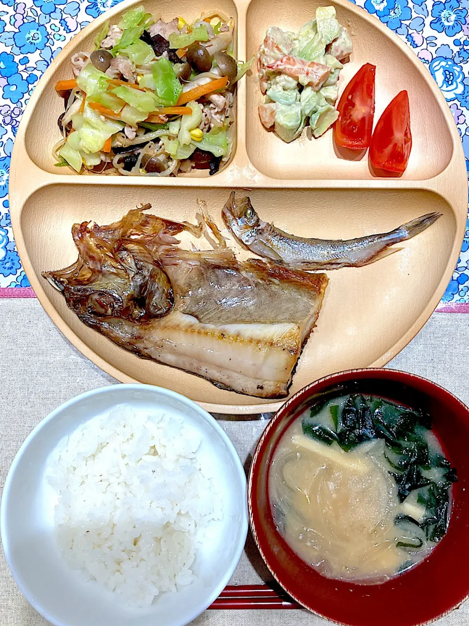 ほっけと野菜炒めとアボ海老サラダ|おしゃべり献立さん