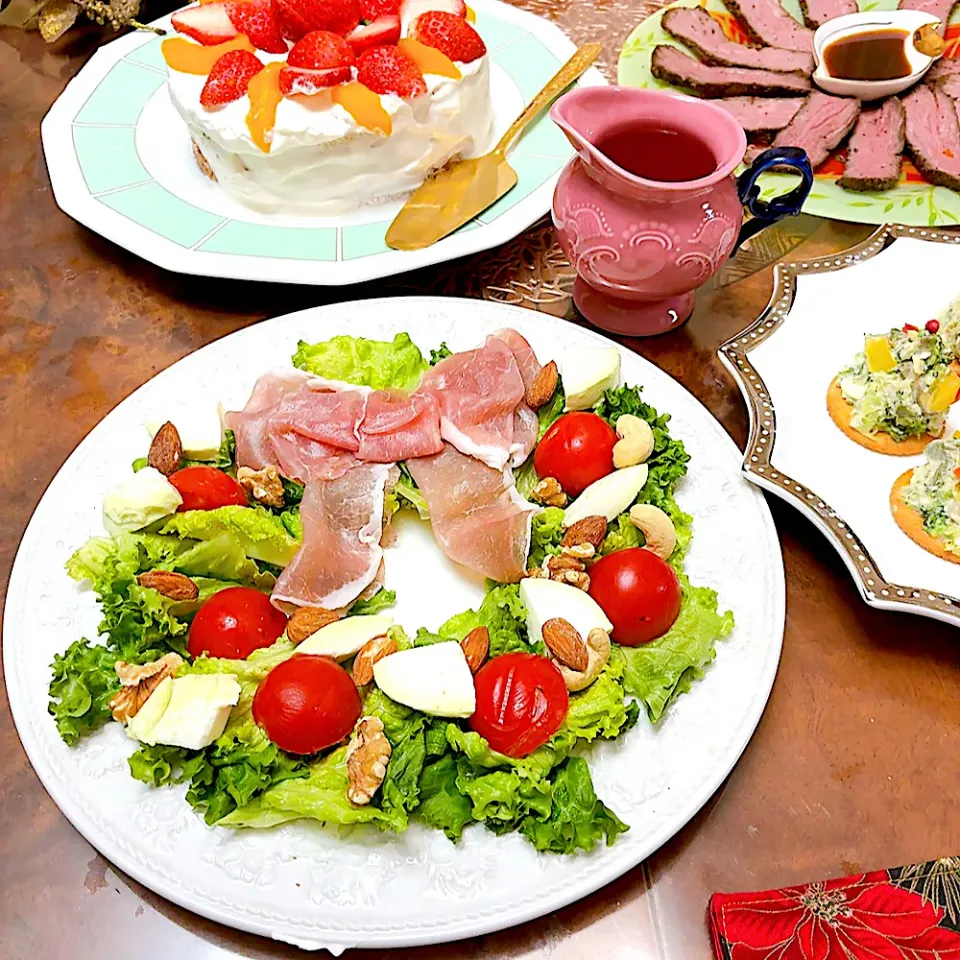 バジルモッツレラと生ハムのリースサラダ🥗|ショコラさん