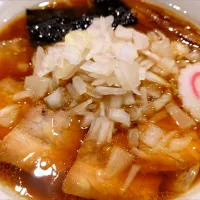 【2015年創業】 
自家製熟成麺 吉岡 目白総本店
竹岡式ラーメン並（240g、1,000円） 
＋生ニンニク (卓上、無料)
@目白3分
25345
〈醤169塩57噌󠄀26タ12昆9出17 F18冷27混5つ3焼1ポ1〉