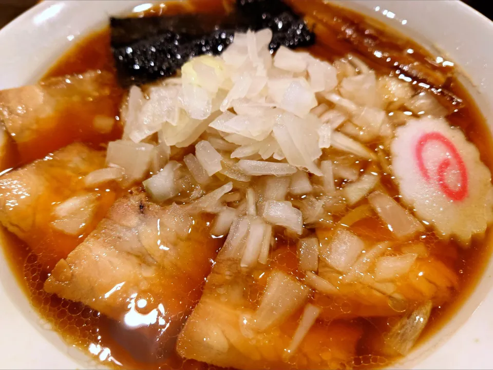 【2015年創業】 
自家製熟成麺 吉岡 目白総本店
竹岡式ラーメン並（240g、1,000円） 
＋生ニンニク (卓上、無料)
@目白3分
25345
〈醤169塩57噌󠄀26タ12昆9出17 F18冷27混5つ3焼1ポ1〉|大脇さん