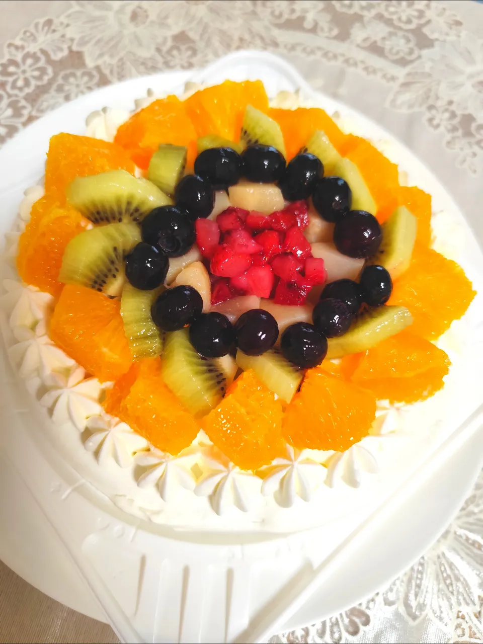 生協注文のケーキ台に、飾りました我が家のクリスマスケーキ🌲🍰🥰|m.rafuさん