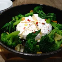 カマンベールとブロッコリーのアヒージョ|古尾谷りかこさん