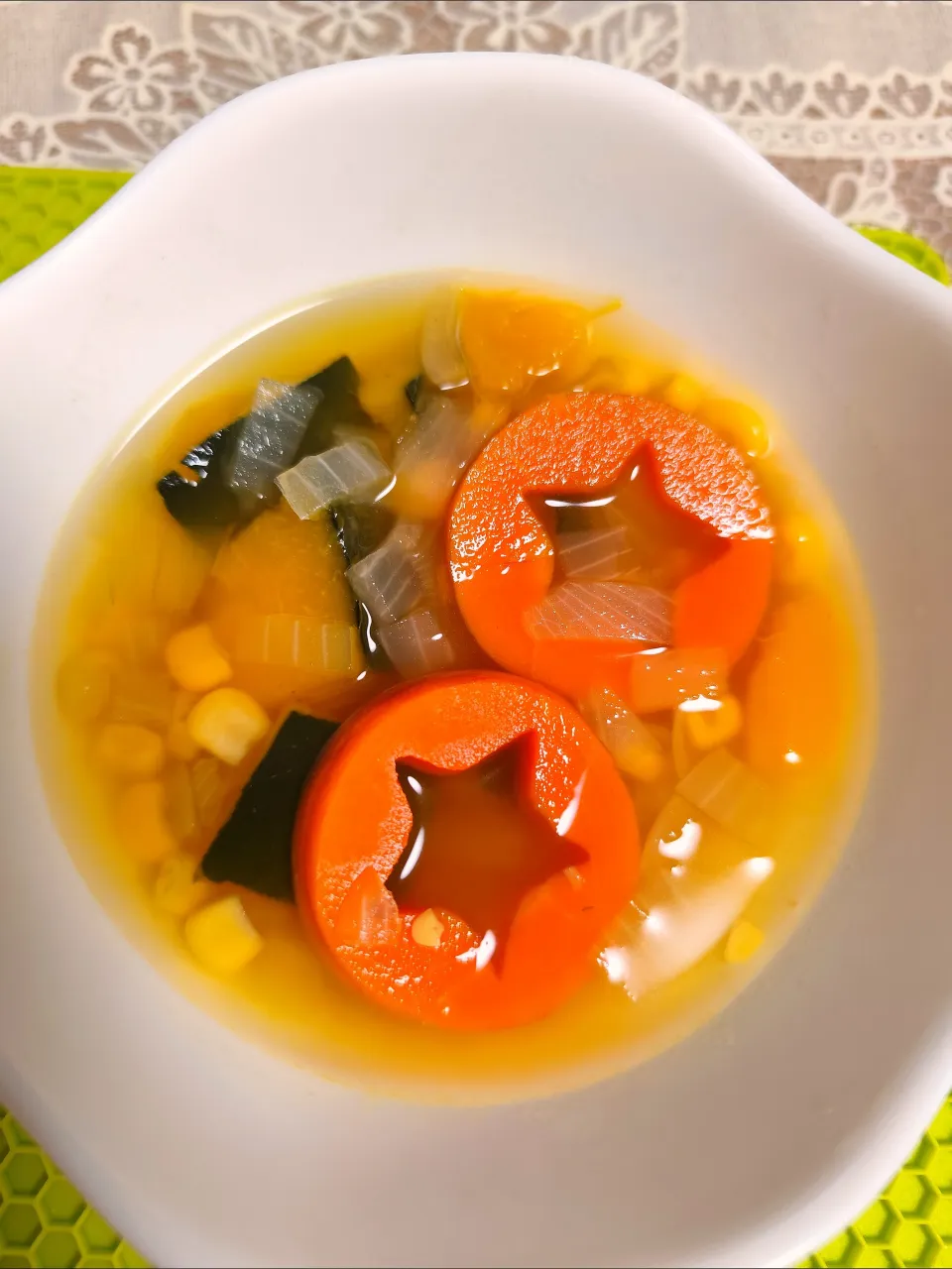 型抜き後の人参を使って、野菜のコンソメスープ|m.rafuさん