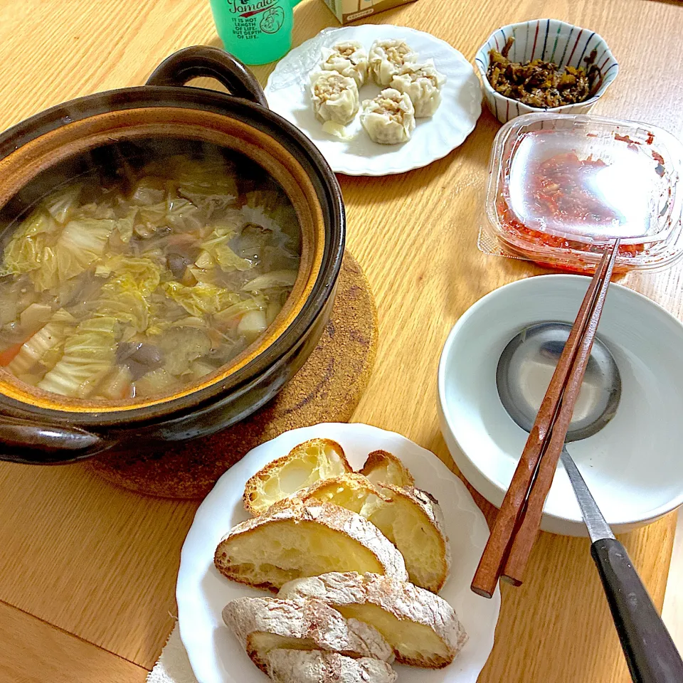 鶏むね肉と根菜のうま出汁鍋、キムチ、焼売、アンチョビのフォカッチャ、辛子高菜漬け。|くろーぶやんさん