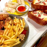 おっさんクリスマス　手羽元の唐揚げ　ピザパン　ポテト🍟　生春巻き　コンポタ　ワイン🍷| ひげおやじさん