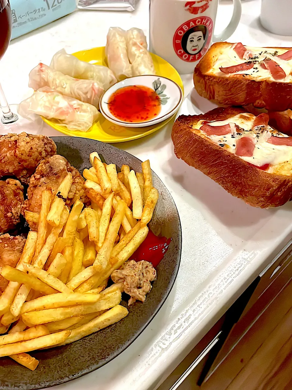 おっさんクリスマス　手羽元の唐揚げ　ピザパン　ポテト🍟　生春巻き　コンポタ　ワイン🍷|ひげおやじさん