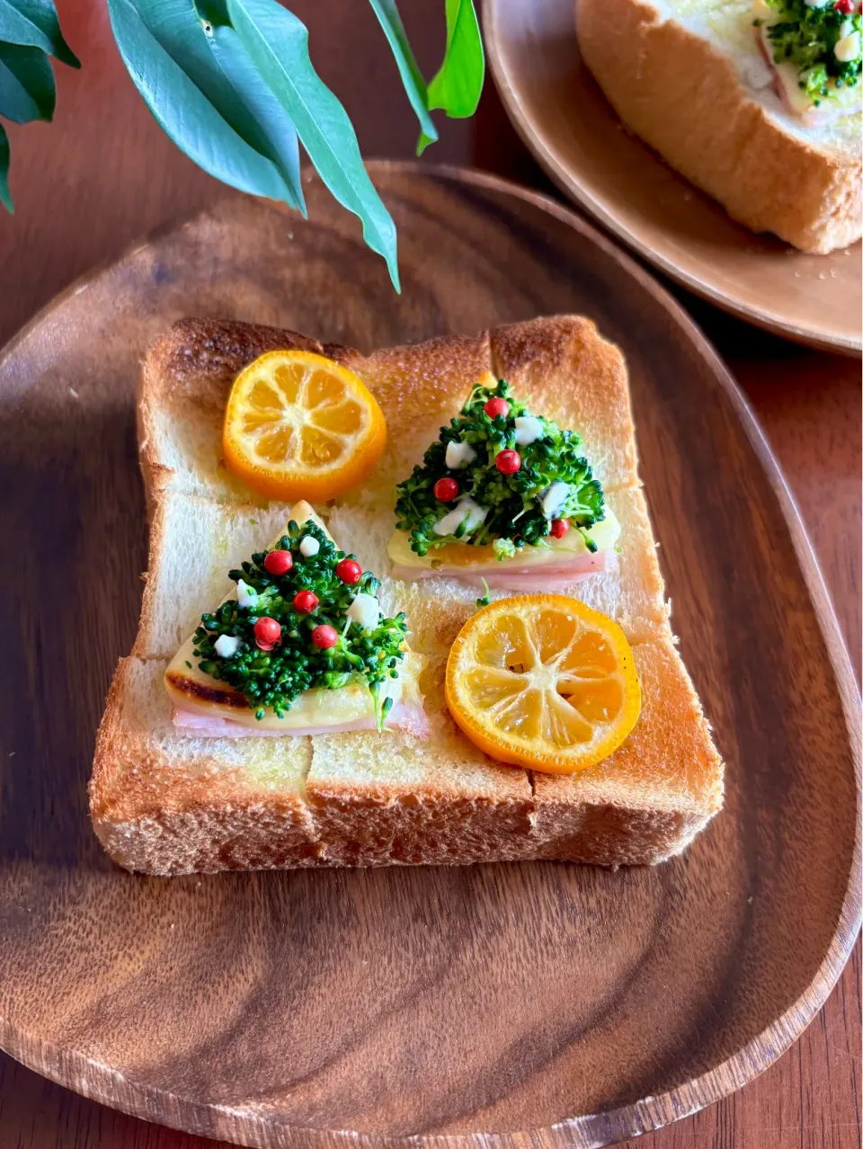 ブロッコリーツリートースト🌲クリスマス気分の朝ごパン❣️|naho_nonaさん