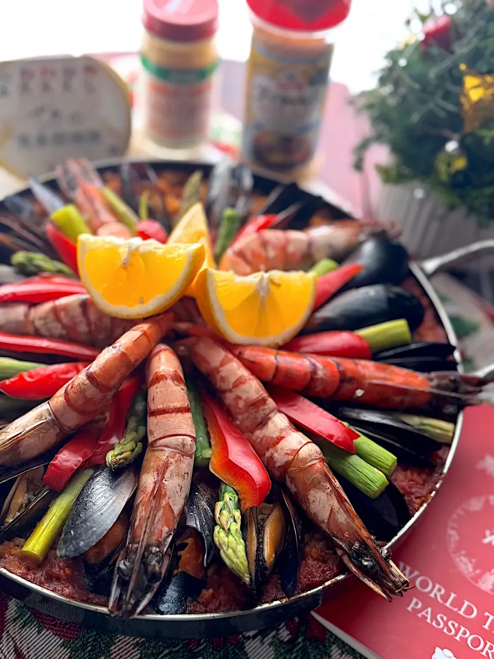 🌺🌺Foodie🌺🌺さんの料理 ブイヤベースの素でてんこ盛りの具沢山パエリア🥘|🌺🌺Foodie🌺🌺さん