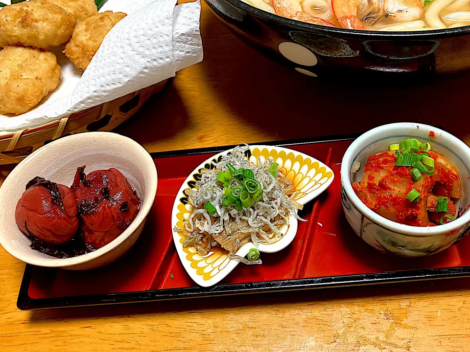 突き出し 自家製梅干し、手作りなめ茸と地元のちりめんじゃこの和え物 玉山さんちのキムチ|🐈⸒⸒⸒⸒つるのダンス🐈🐾さん