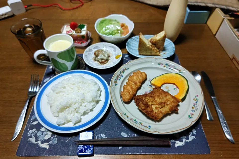 ご飯、フライドチキン&かぼちゃ、焼売、網焼きした絹厚揚げ、サラダ、コーンポタージュスープ、六条麦茶、シャトレーゼのクリスマスケーキ(別ポスト投稿します)|enarinさん