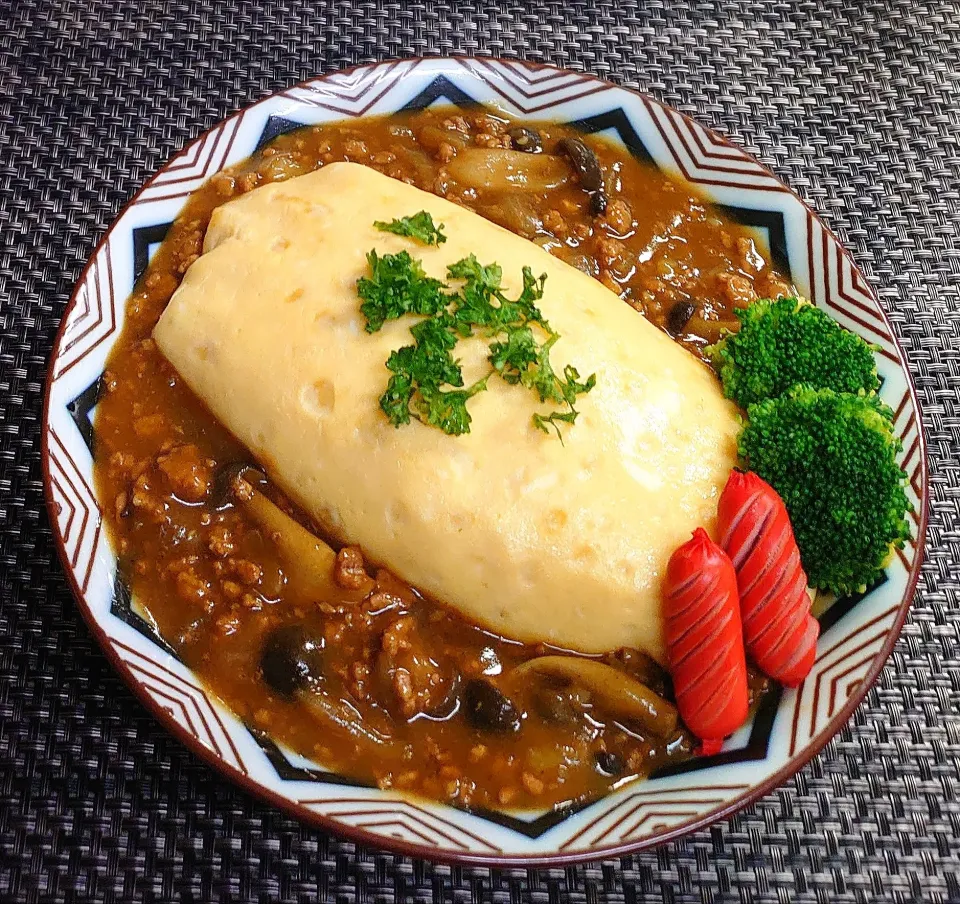 ちょっぴりクリスマス風オムカレーでムスコの置きランチ|からあげビールさん