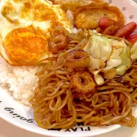 おっさんワンプレート　揚げ餃子　ソーセージ　焼きそば　目玉の親父|ひげおやじさん