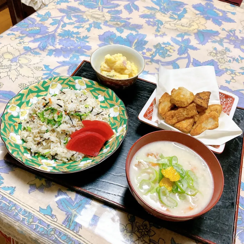 grandmaの晩ごはん☆ 今夜はヒジキと大根菜で混ぜ込みご飯､里芋の唐揚げ、昨日のカス汁とさつま芋のヨーグルトサラダで頂きます
デザートには､とらやの最中を頂きます|kaoriさん