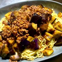 今夜は中華麺をカリカリに焼いた、麻婆茄子焼きそばを頂きました😋🎉❗️|ギムレットさん