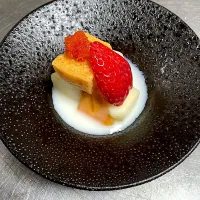 ラフランスと次郎柿の杏仁ソースがけ　京人参の蒸しパンケーキと一緒に。|hotsusan30さん