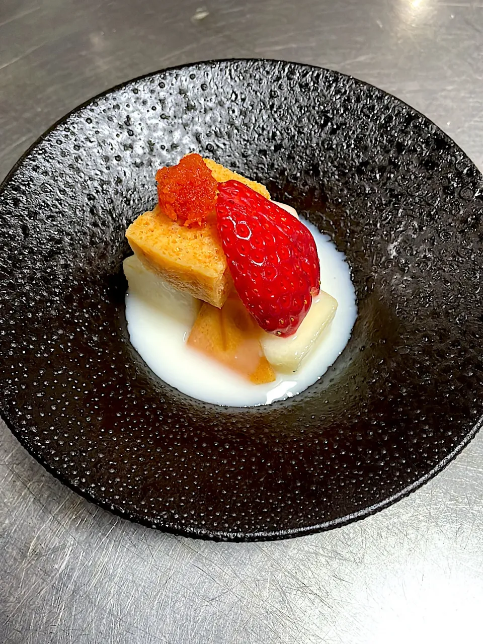 ラフランスと次郎柿の杏仁ソースがけ　京人参の蒸しパンケーキと一緒に。|hotsusan30さん