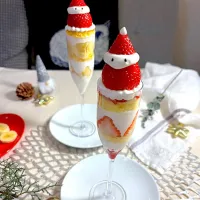 苺サンタ乗せショートケーキ風パフェ