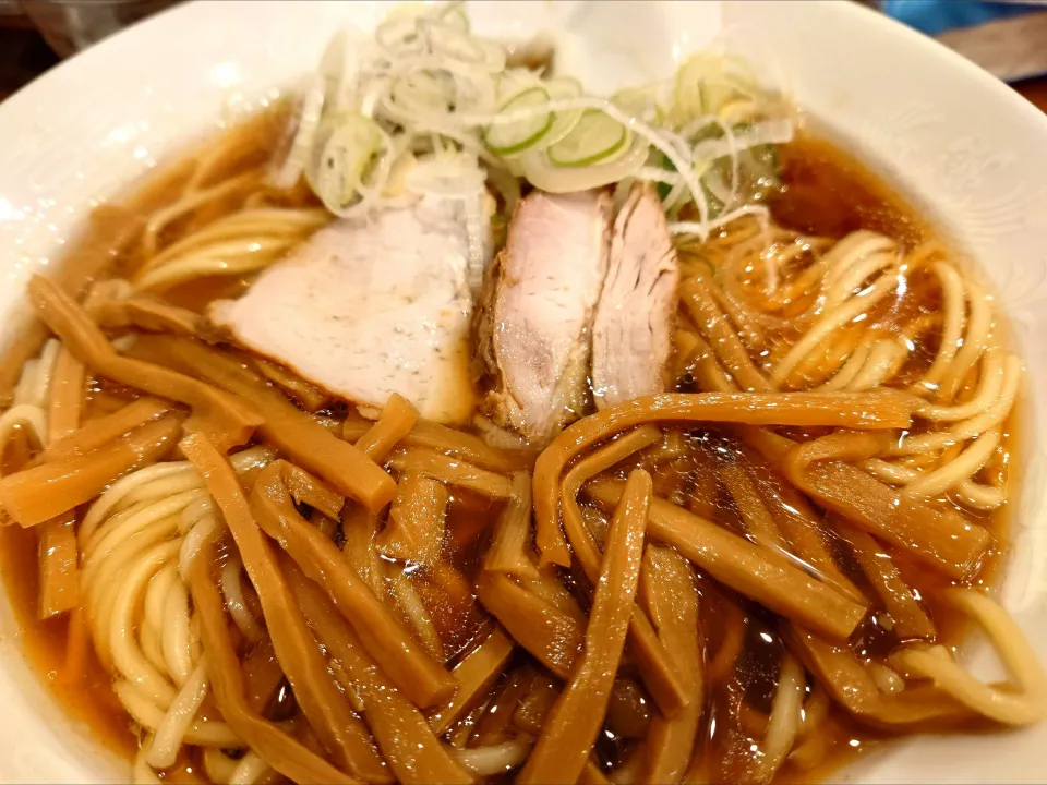 【1956年創業】 
中華そば 共楽 
竹の子そば (葱多め、1,050円) 
＋麺大盛 (50g、50円) 
＋生卵 (別椀、50円) 
@銀座2分、銀座一丁目、東銀座 
(JR東京駅から徒歩11分) 
25347
〈醤171塩57噌󠄀26タ12昆9出17 F18冷27混5つ3焼1ポ1〉|大脇さん